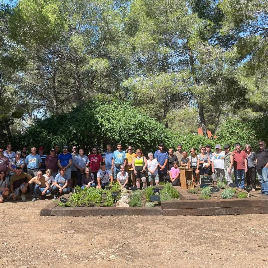 Plantada de aromáticas con familias del CET...